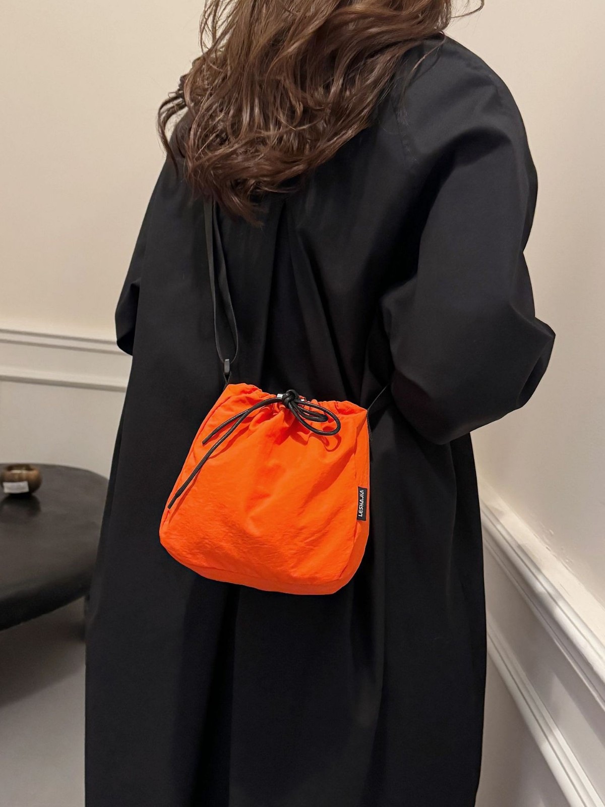 Japanese-style nylon lightweight crossbody bag with drawstring design, mini bucket bag, simple solid color, ins style, versatile mobile phone bag Specification drawing