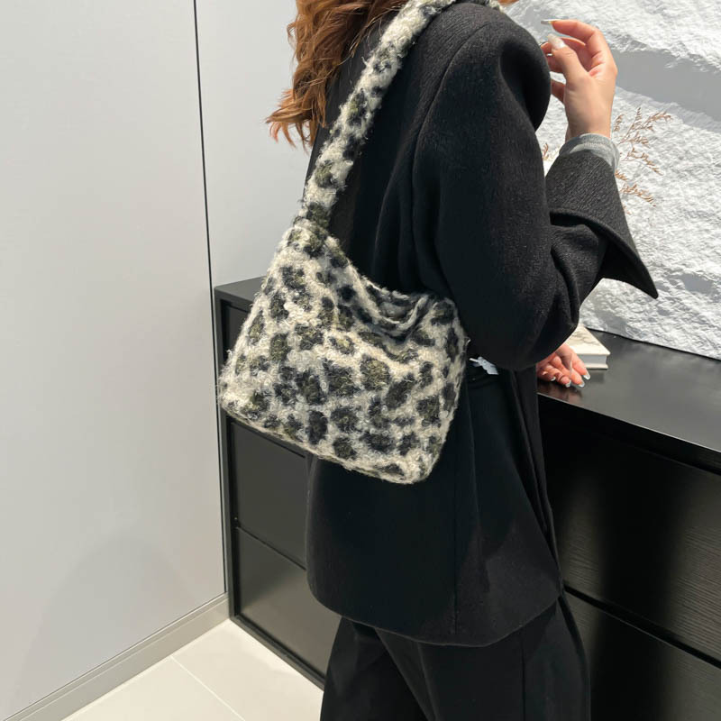 The new autumn InS-style furry single-shoulder bag, large-capacity fashionable leopard print tote bag, retro commuter bucket bag for women details Picture