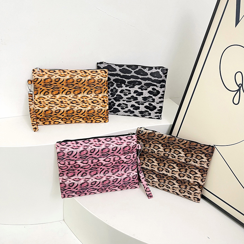 New 2024 unique and niche design small square bag, casual autumn clutch bag, stylish and fashionable women's bag, daily bag Application Scenario