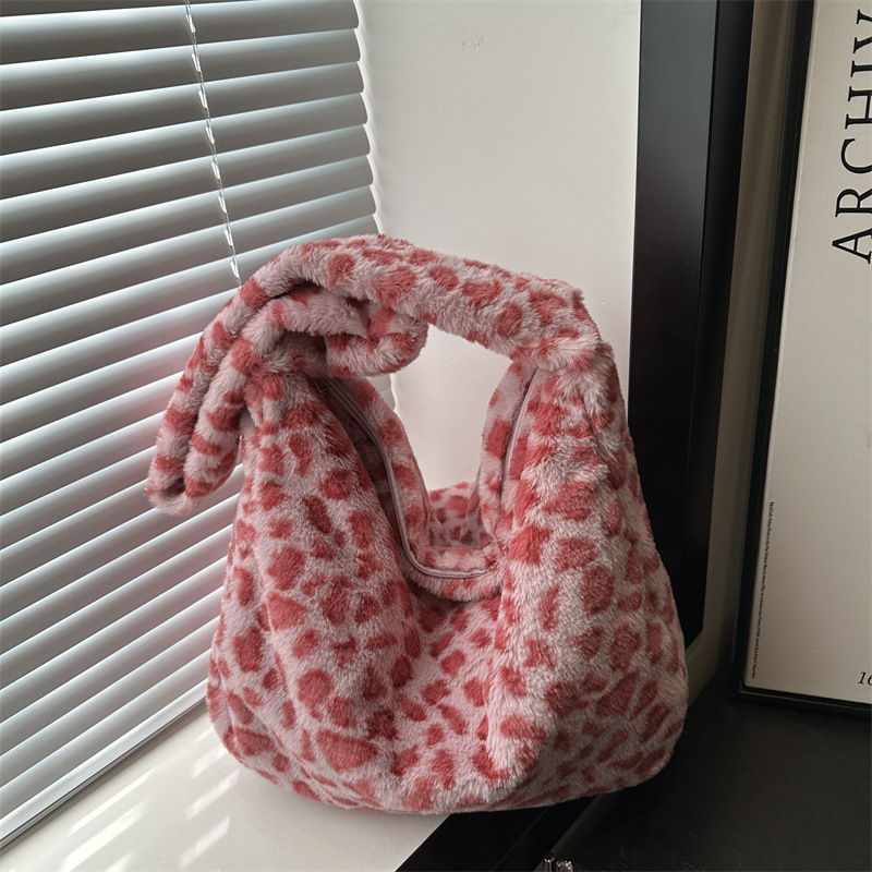 Flower single-shoulder furry bag Autumn and winter new ins trendy niche handbag, single-shoulder Korean-style cool tote bag full figure
