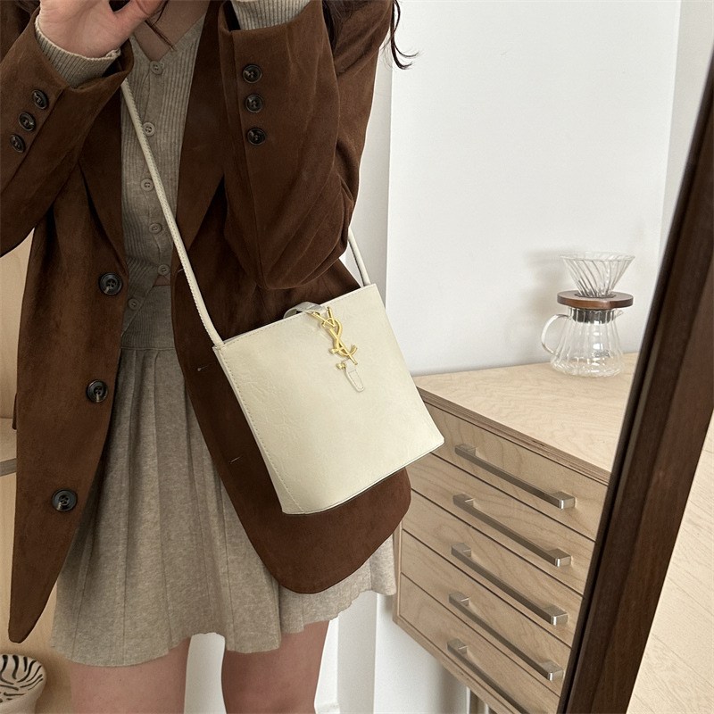 Cross-border women's bag 2024 New retro and fashionable single-shoulder hand-carry bucket bag, high-end and versatile, niche crossbody bag details Picture