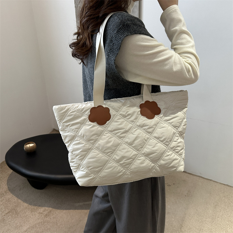 2024 Autumn/Winter fashion quilted cotton-padded women's bags, large-capacity tote bags, commuter shopping bags, bucket bags details Picture