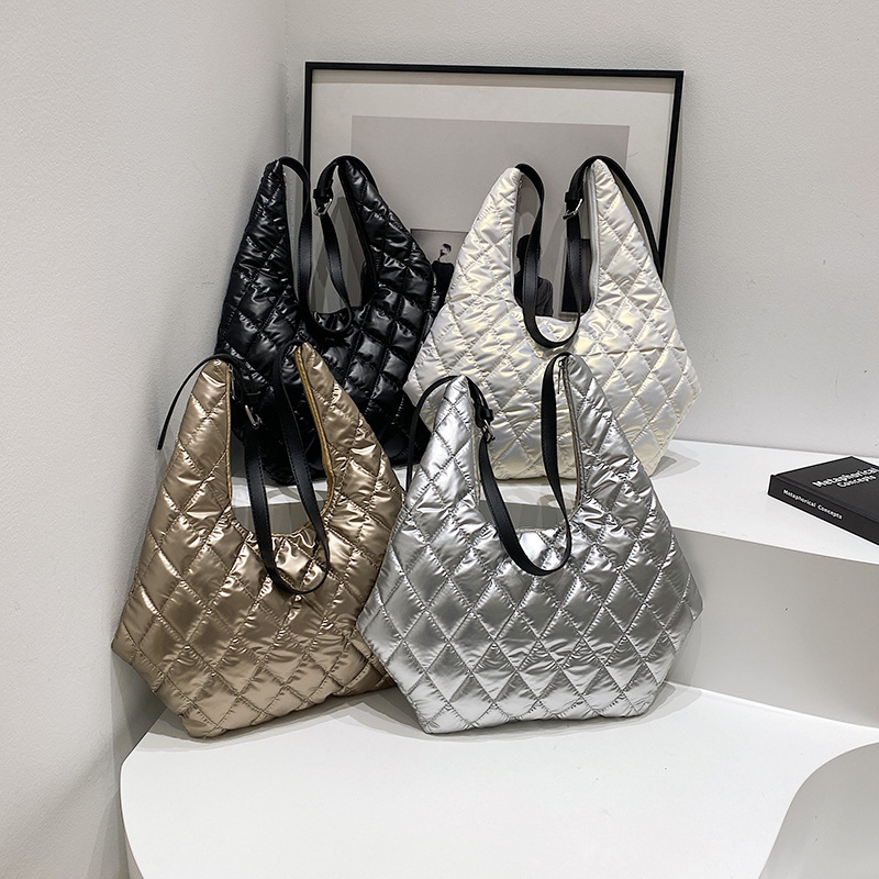 Fashionable diamond-shaped handbag, 2024 new style bag, women's cotton-padded jacket tote bag, simple and casual hand-carry, commuting underarm bag Application Scenario