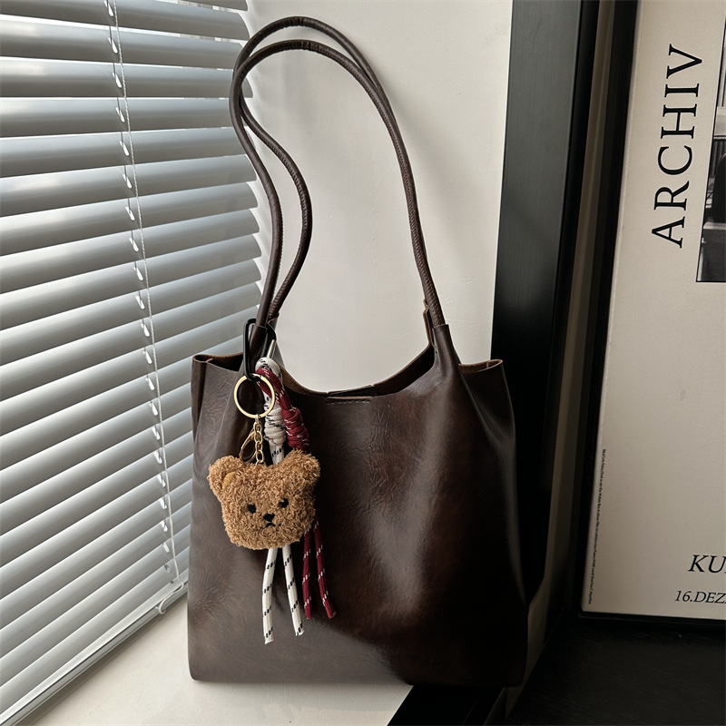 A new 2024 trendy, large-capacity, retro and fashionable single-shoulder tote bag for women full figure