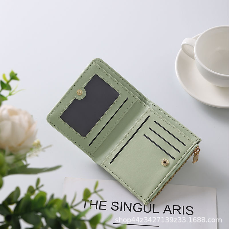 The new design of the retro small wallet, ins wallet, is a short female student style with a fresh, folded, simple and artistic buckle from Europe and America Application Scenario