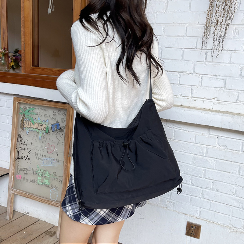 2024 New women's fashion and trendy pleated bag, large-capacity crossbody bag, canvas cross-border trendy casual single-shoulder bag Specification drawing
