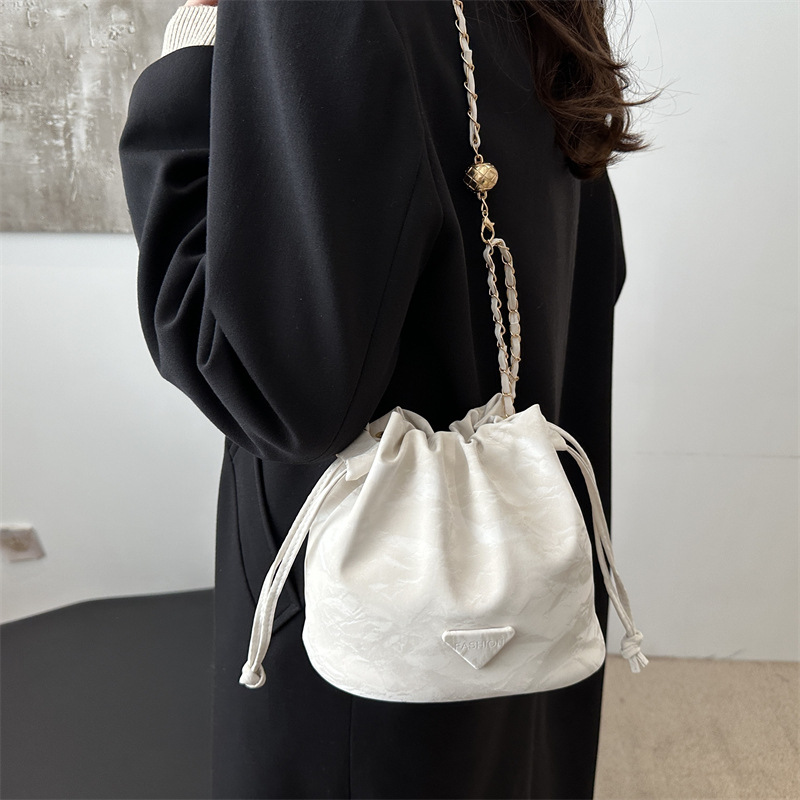 This year, retro bags are in fashion. The 2024 new women's bags are autumn casual chain crossbody bags and fashionable soft leather bucket bags Specification drawing