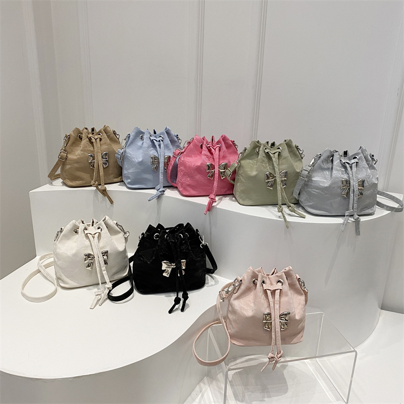 Drawstring fashion bow single-shoulder crossbody bag 2024 autumn/Winter new versatile ins casual bag bucket bag for women Application Scenario