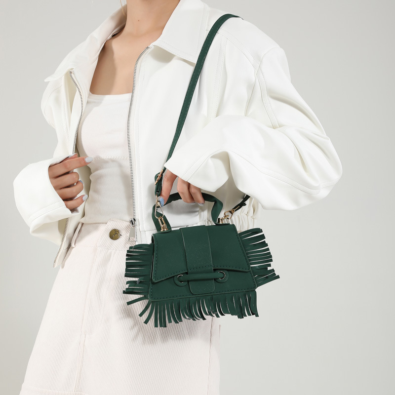 The new retro and stylish hand-held fringed bag for the autumn of 2024 features a niche design and a fashionable commuting crossbody small square bag Specification drawing