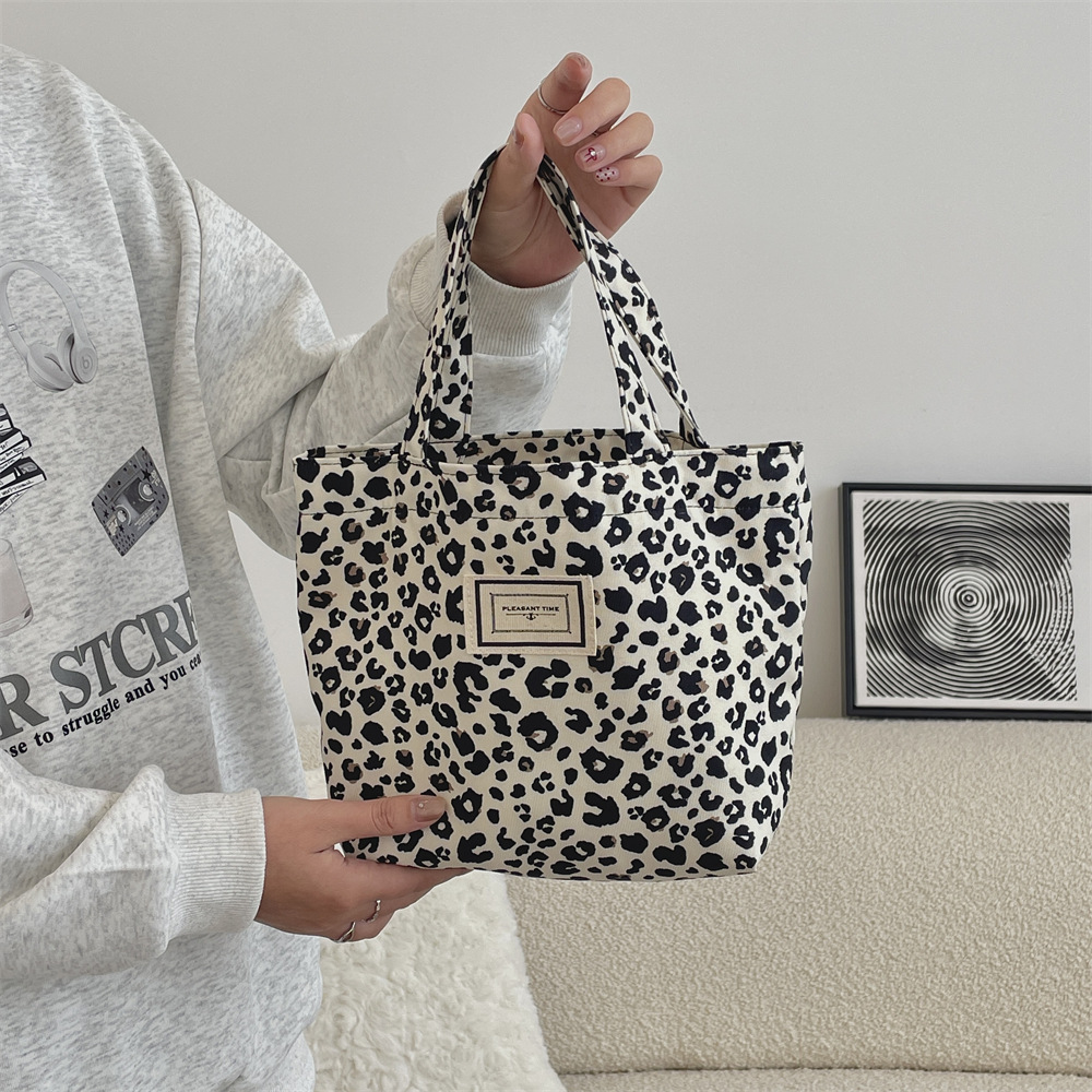 112221 Floral canvas bag, large-capacity shopping tote bag for women, commuting to work, mommy bag, fashionable handbag Application Scenario