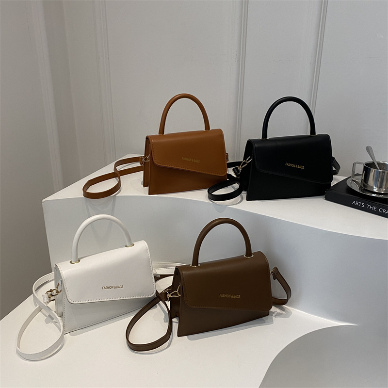 Cross-border retro small bag for women, 2024 new style fashionable winter single-shoulder crossbody bag, high-end ladies' hand-held small square bag Application Scenario