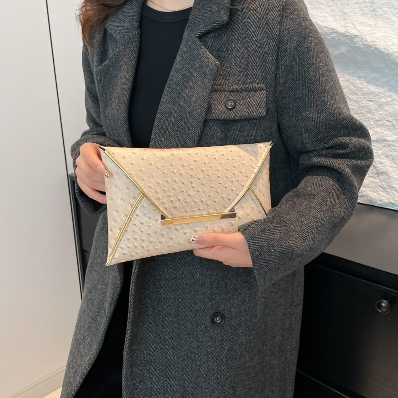 A high-end, fashionable and trendy hand-held bag for women, a new winter 2024 versatile and niche bag details Picture