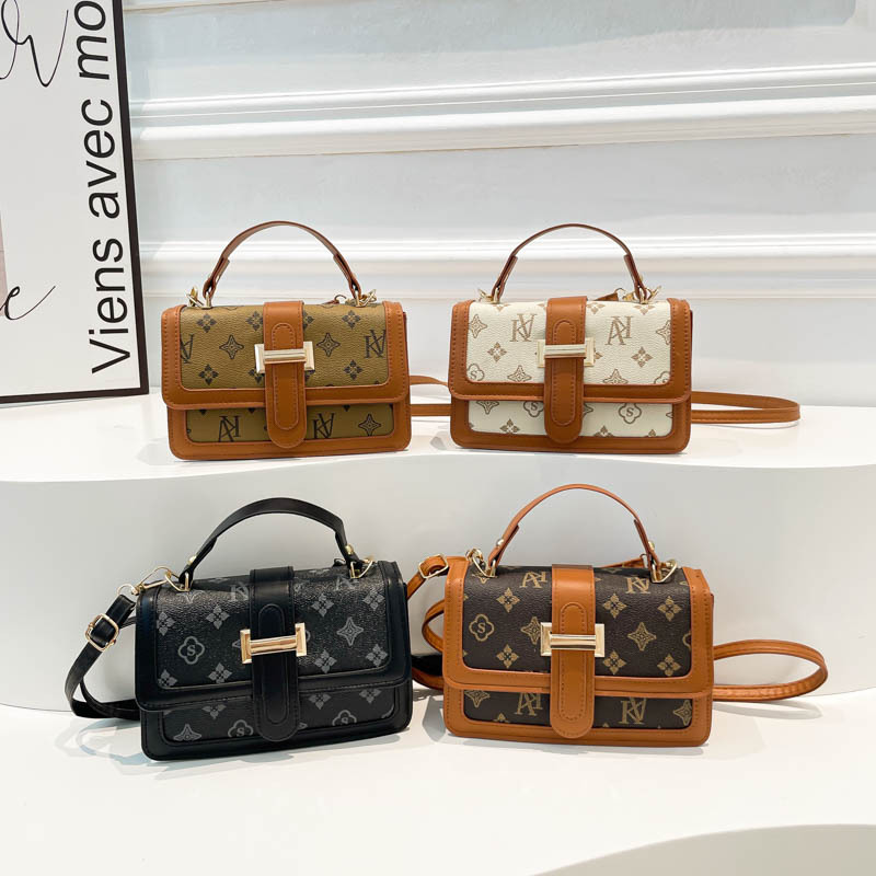 A stylish and stylish single-shoulder small square bag for the winter of 2024, featuring a niche design and a simple Korean-style hand-held crossbody bag Application Scenario