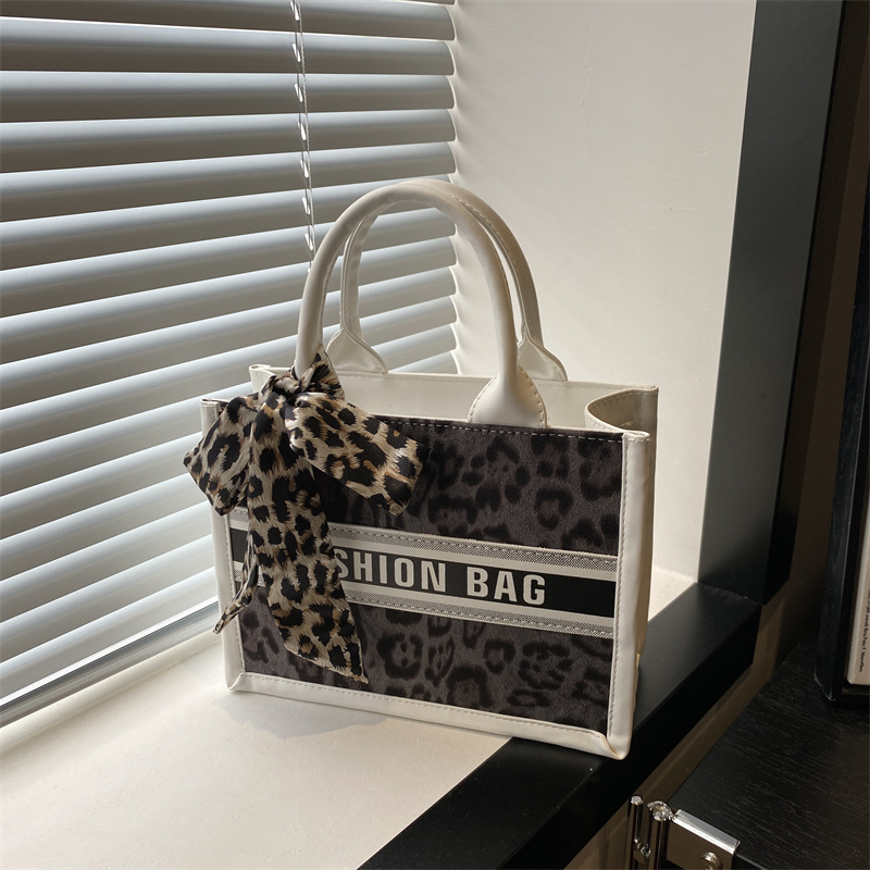 Cross-border women's winter hand-held large-capacity, high-quality women's bag, leopard print hand-held tote bag, high-end underarm women's bag full figure