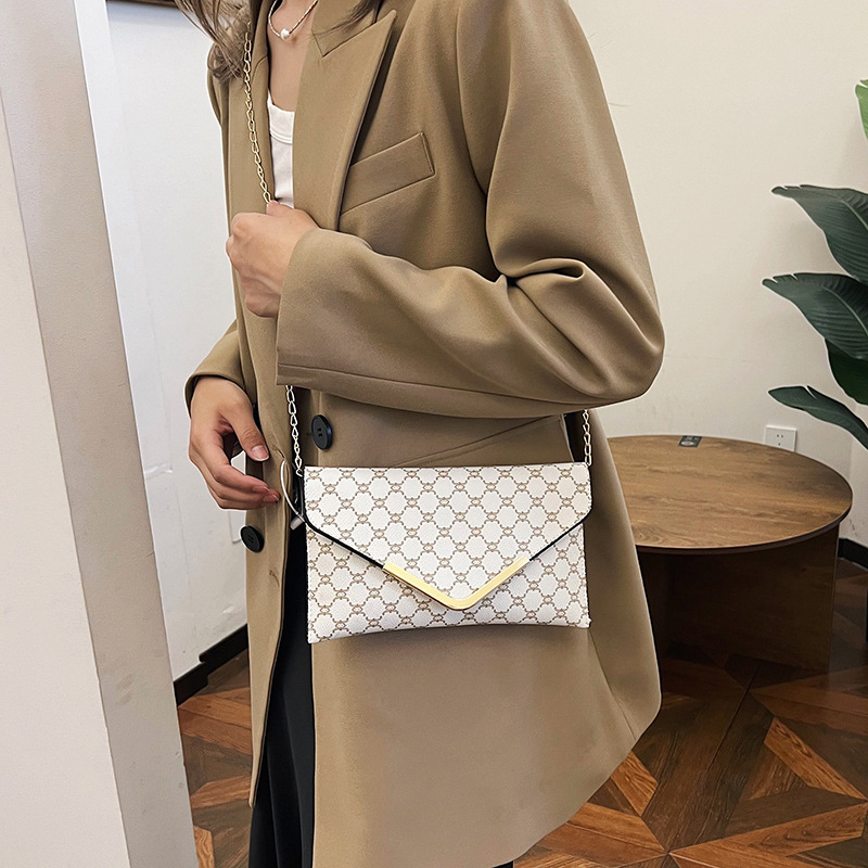 The 2024 new style of the textured and trendy chain bag is a versatile and fashionable evening bag for women. It is also a stylish and individualistic crossbody bag for women Specification drawing