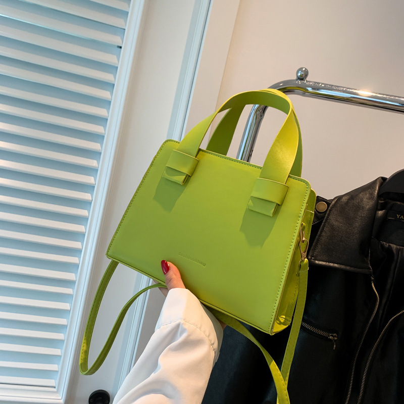 This year, the 2023 new niche fashion handbag, the personalized Instagram crossbody bag, is in vogue with its stylish and chic texture Application Scenario