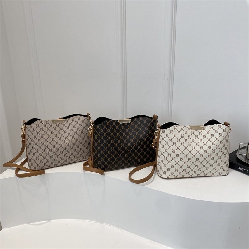 Spring 2025 new style niche fashion single-shoulder bag, casual and stylish crossbody bag, simple bag, women's trendy tote bag Application Scenario