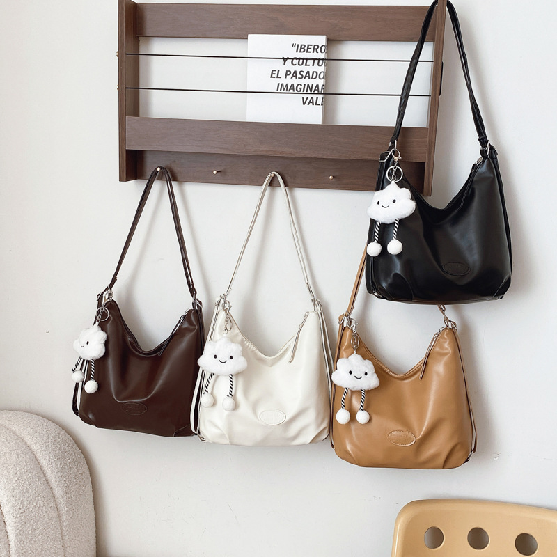 A stylish and versatile large-capacity tote bag for women in winter 2024, a simple and casual Korean version, a niche and trendy women's bag Application Scenario