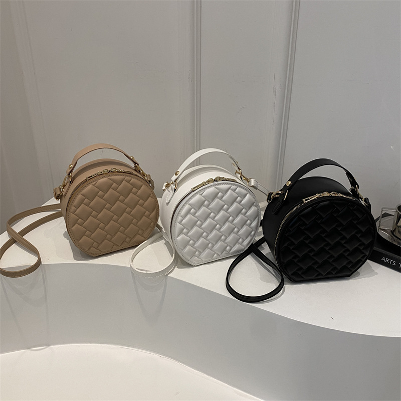 The 2025 new cross-border simple small round bag is fashionable and high-end. It features a niche design and is versatile and trendy. It is a single-shoulder crossbody bag for women Application Scenario