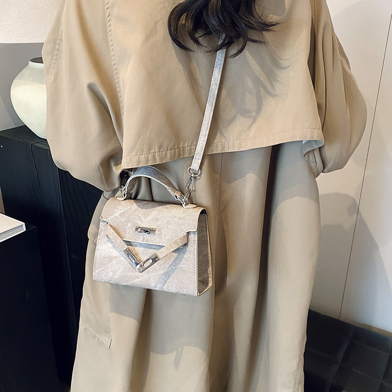 This is a trendy and fashionable handbag for women, featuring a unique and high-end platinum Kelly bag. It's a versatile and casual shoulder bag details Picture