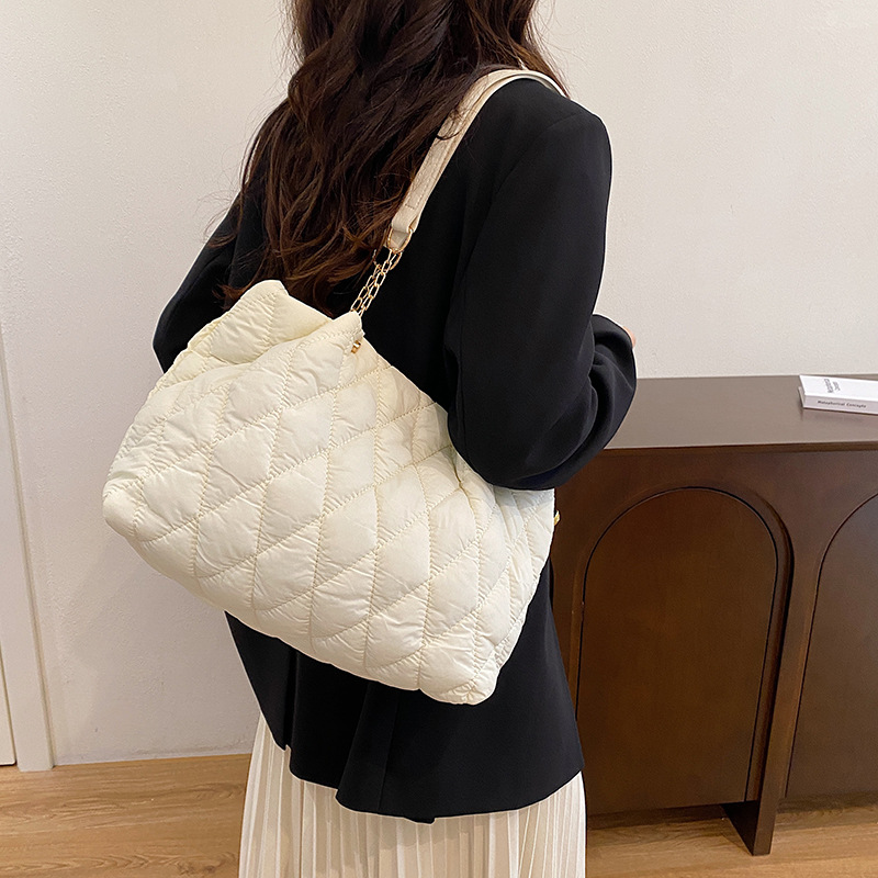 Large-capacity, stylish 2024 embroidered thread new quilted cotton jacket, fashionable and trendy for commuting to work, tote single-shoulder bag for women details Picture