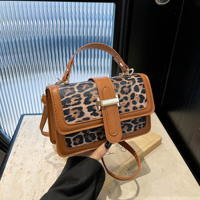A new retro and distinctive leopard print hand-held small square bag for women's fashion, a single-shoulder crossbody commuter bag for winter 2024 full figure