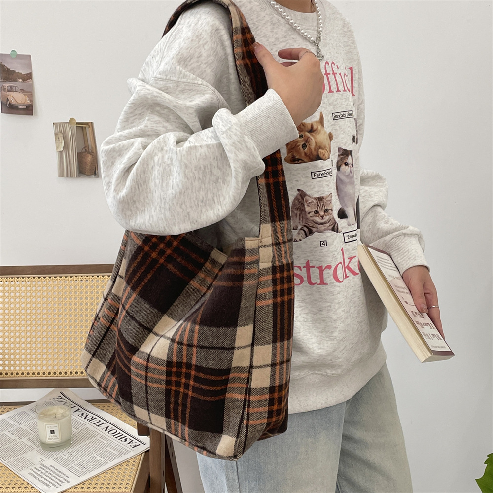 411252 New school-style woolen checkered single-shoulder bag, large-capacity crossbody bag, commuter bag, student schoolbag Specification drawing
