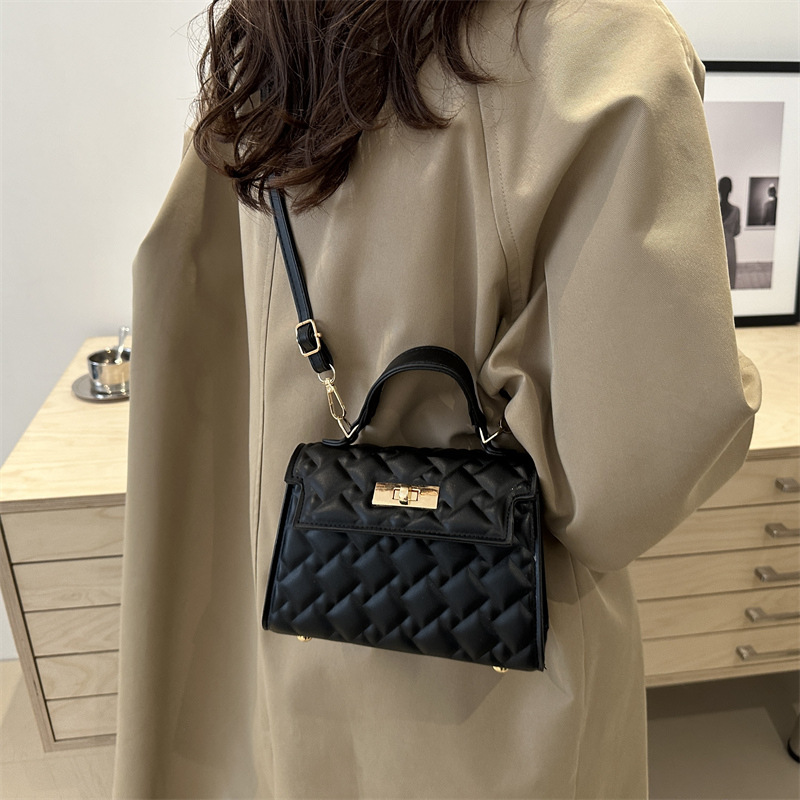 A new, fashionable and niche single-shoulder crossbody bag for women's autumn and winter 2024, featuring a hand-held diamond-patterned embroidery thread small square bag Specification drawing