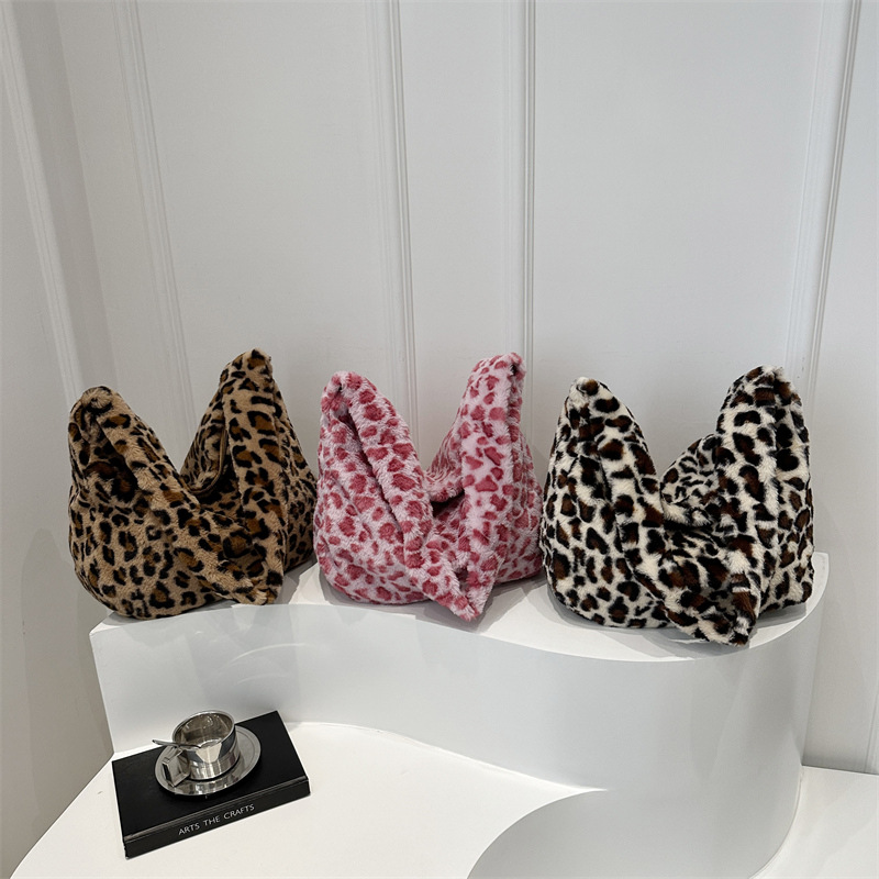 Flower single-shoulder furry bag Autumn and winter new ins trendy niche handbag, single-shoulder Korean-style cool tote bag Application Scenario