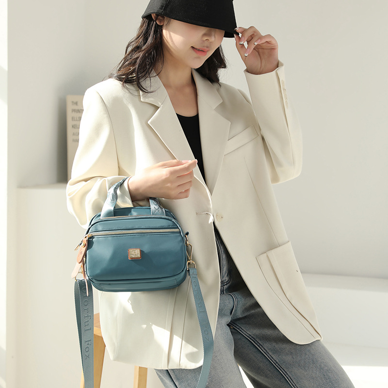 Colorful Fox's new women's trendy single-shoulder bag, fashionable and simple multi-layer crossbody bag, water-resistant nylon bag details Picture