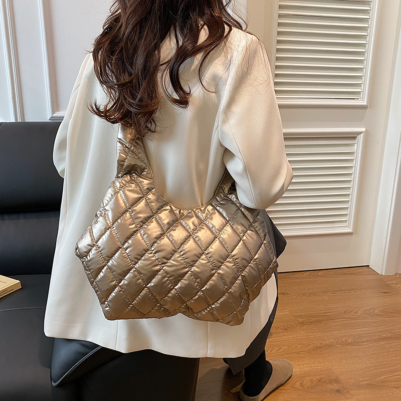 Fashionable diamond-shaped handbag, 2024 new style bag, women's cotton-padded jacket tote bag, simple and casual hand-carry, commuting underarm bag details Picture