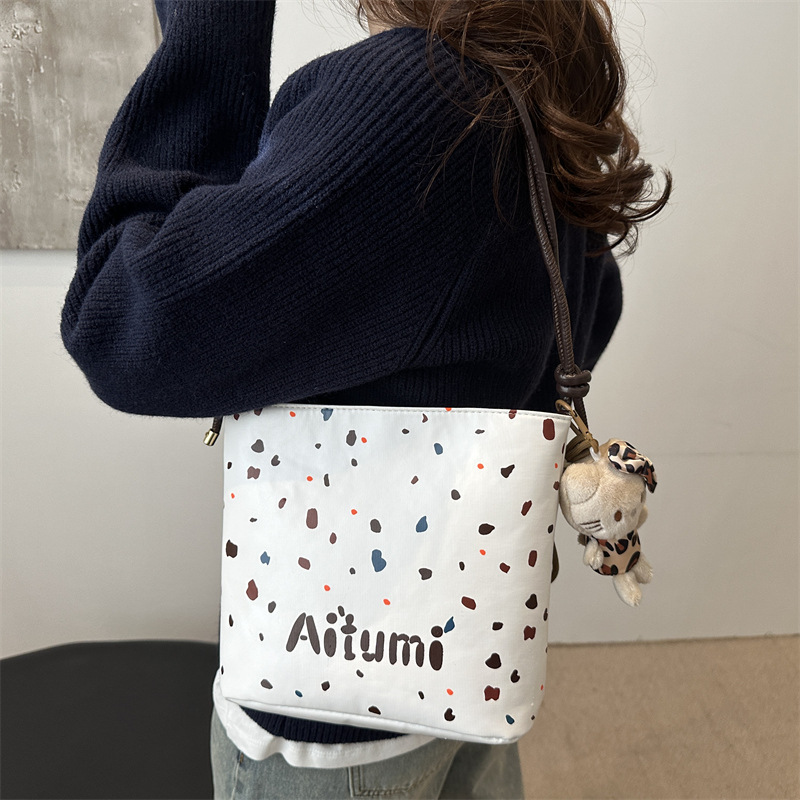 The cross-border mother-daughter bag 2024 new style is fashionable, simple, retro and stylish. It's a Korean-style simple commuting bucket bag details Picture