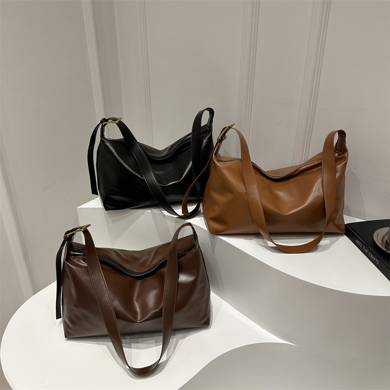 Korean version large-capacity solid color 2024 retro new soft surface minimalist style fashionable commuting single-shoulder crossbody tote bag Application Scenario