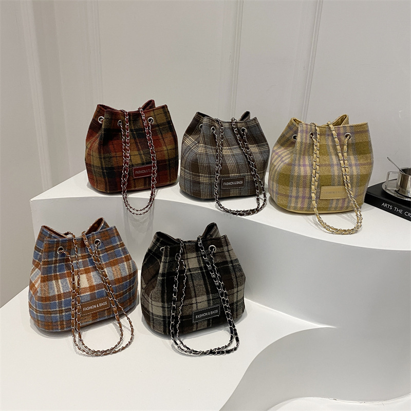 Fashionable and versatile retro checkered single-shoulder bag, portable commuting single-shoulder bag for autumn and winter, fabric bag, casual tote bag for women Application Scenario