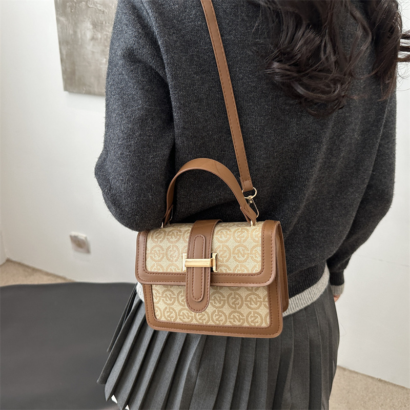 New Spring 2025 fashionable casual shoulder bag, retro color contrast simple shoulder bag, commuting simple and stylish crossbody bag details Picture
