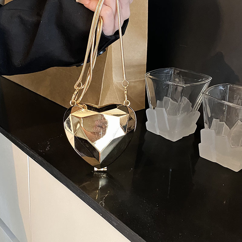 Spring 2025 new mini box bag, popular European and American red envelope acrylic fashionable design heart single-shoulder bag full figure