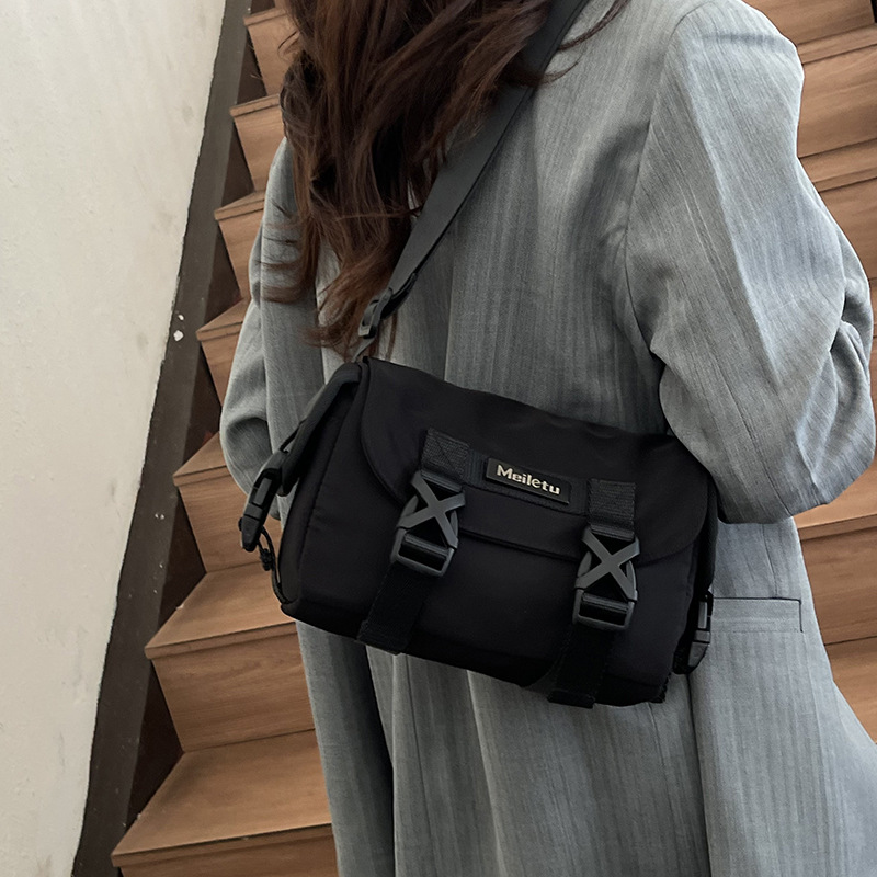 Postman's bag for men, Hong Kong fan car lock lock, cool and neutral crossbody bag, new Spring/Summer 2025 casual single-shoulder bag for women full figure