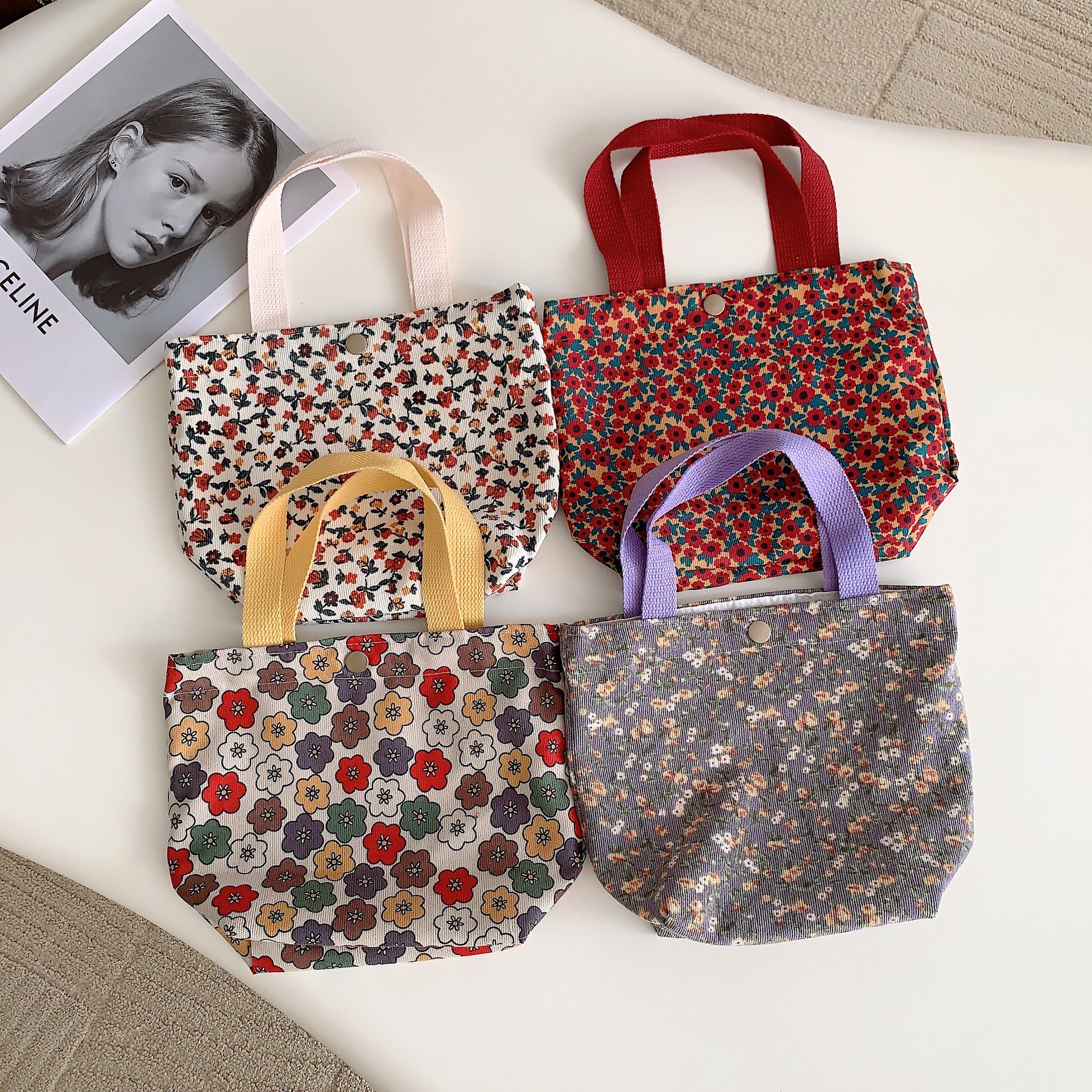 The 3393 corduroy retro and cute hand-held bag is versatile for work, hand-held lunch boxes, and student lunch boxes full figure