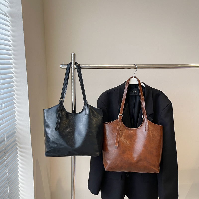 Winter new oil-wax leather large-capacity tote bag for women 2024, Korean high-end style, crack crack work commuting single-shoulder bag Application Scenario
