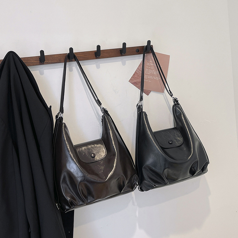 A niche tote bag for women, 2024 new Korean retro school style backpack, large-capacity single-shoulder crossbody bag Application Scenario