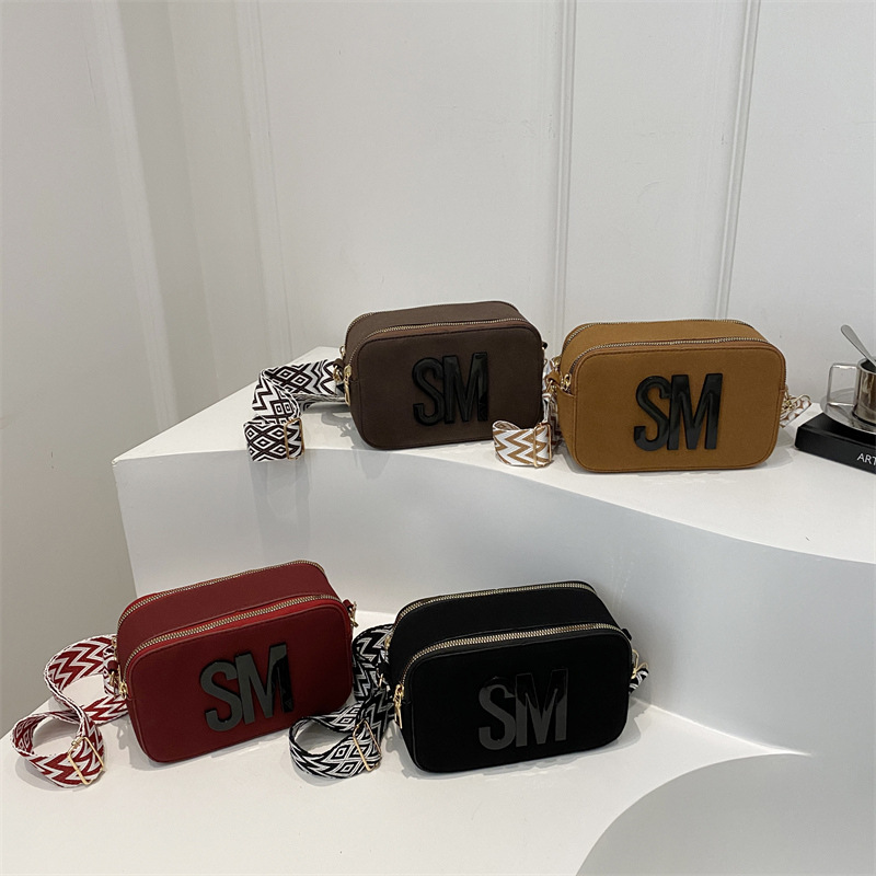 Cross-border quality camera bag for women 2025 Trendy fashion single-shoulder bag Wide shoulder strap crossbody bag Versatile casual small square bag Application Scenario