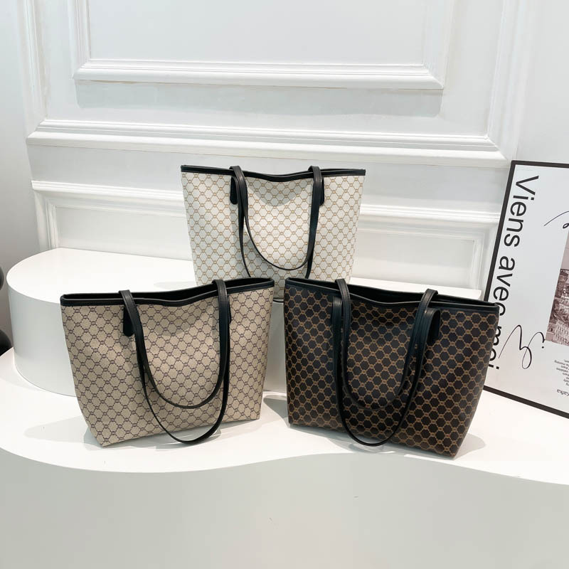 High-end large bag, 2024 new trendy women's bag, single-shoulder bag, large capacity, versatile for commuting, hand-held tote bag Application Scenario
