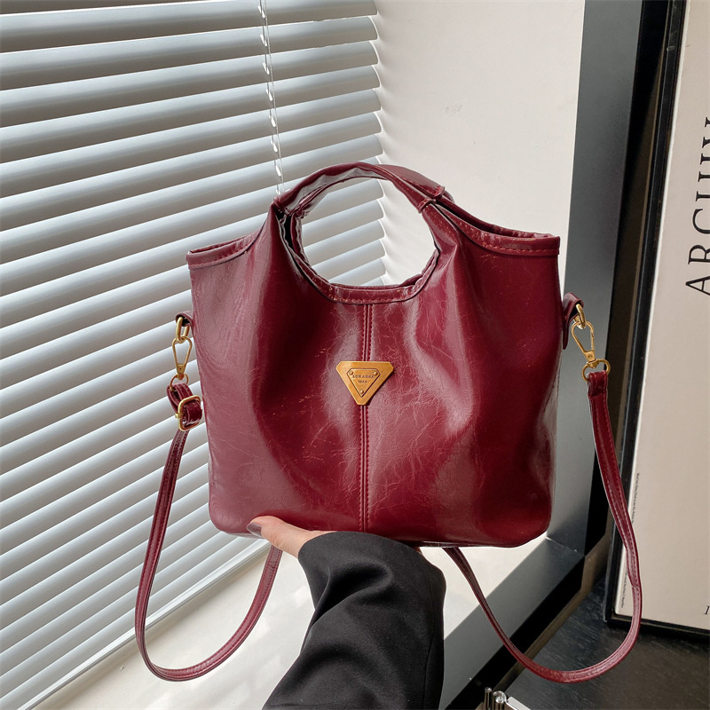 Fashionable hand-held oil wax leather bucket bag for women, 2025 new Korean style trendy single-shoulder bag, high-end and versatile women's bag full figure