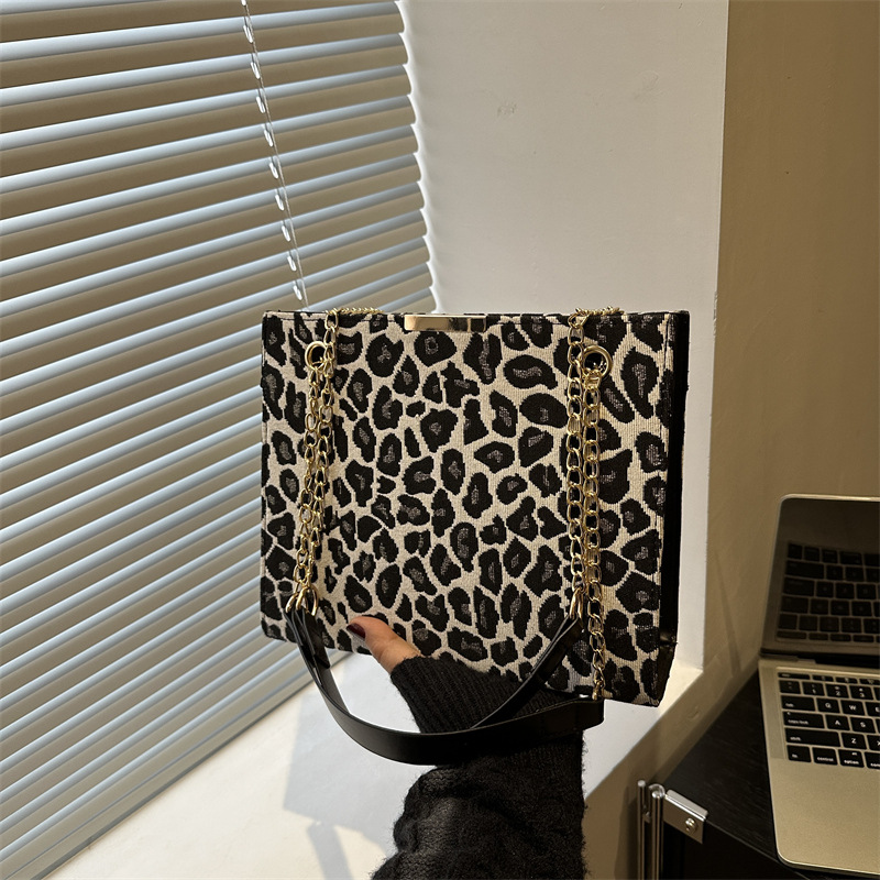 A niche design leopard print bag for women, a new spring 2025 trendy and fashionable single-shoulder chain bag, a personalized single-shoulder bag for women full figure