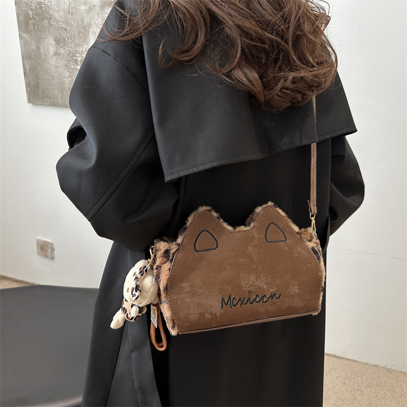 Retro leopard print plush bag 2024 new style, cute cat ear single-shoulder small square bag, trendy and fashionable women's furry crossbody bag details Picture
