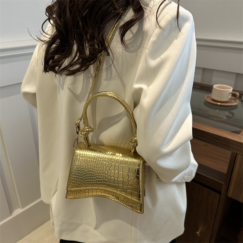 Korean-style stylish and chic small bag, new autumn 2024 trendy and fashionable hand-held crossbody bag, simple single-shoulder small square bag details Picture