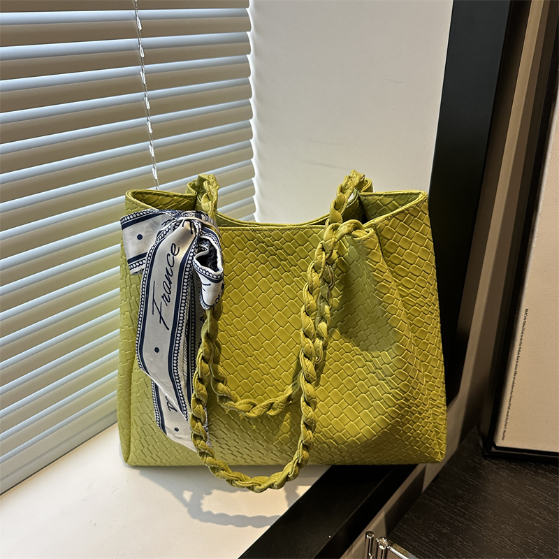Spring 2025 retro commuter bag, women's casual large-capacity single-shoulder bag, fashionable single-shoulder tote bag full figure