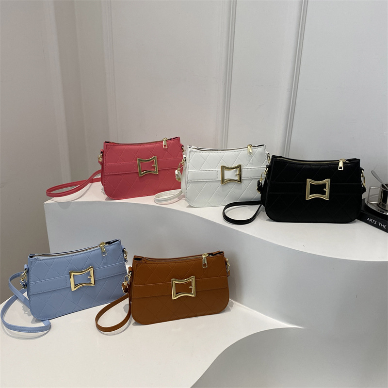 This year, the diamond-patterned embroidered thread bag, a retro women's crossbody bag, and the new winter 2024 fashionable and simple single-shoulder bag are all in vogue Application Scenario