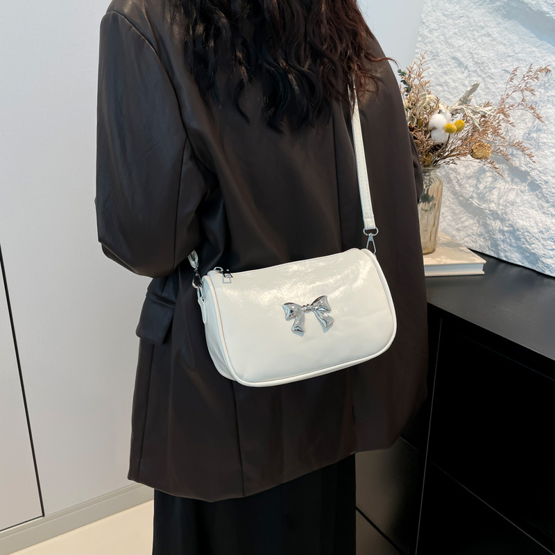 This year, a trendy Korean-style bow leather single-shoulder bag for women's 2024 winter commuting crossbody is in fashion details Picture