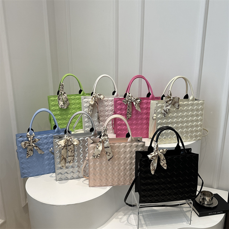 This high-quality large-capacity underarm handbag is a new trendy and fashionable crossbody commuter tote bag for women in the autumn and winter of 2024 full figure